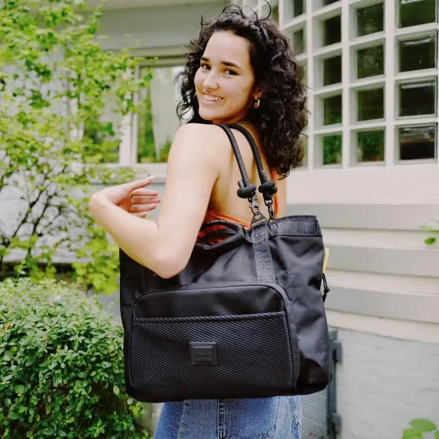 Johnny Urban Velká taška přes rameno Cassie black 19l - náhled 2