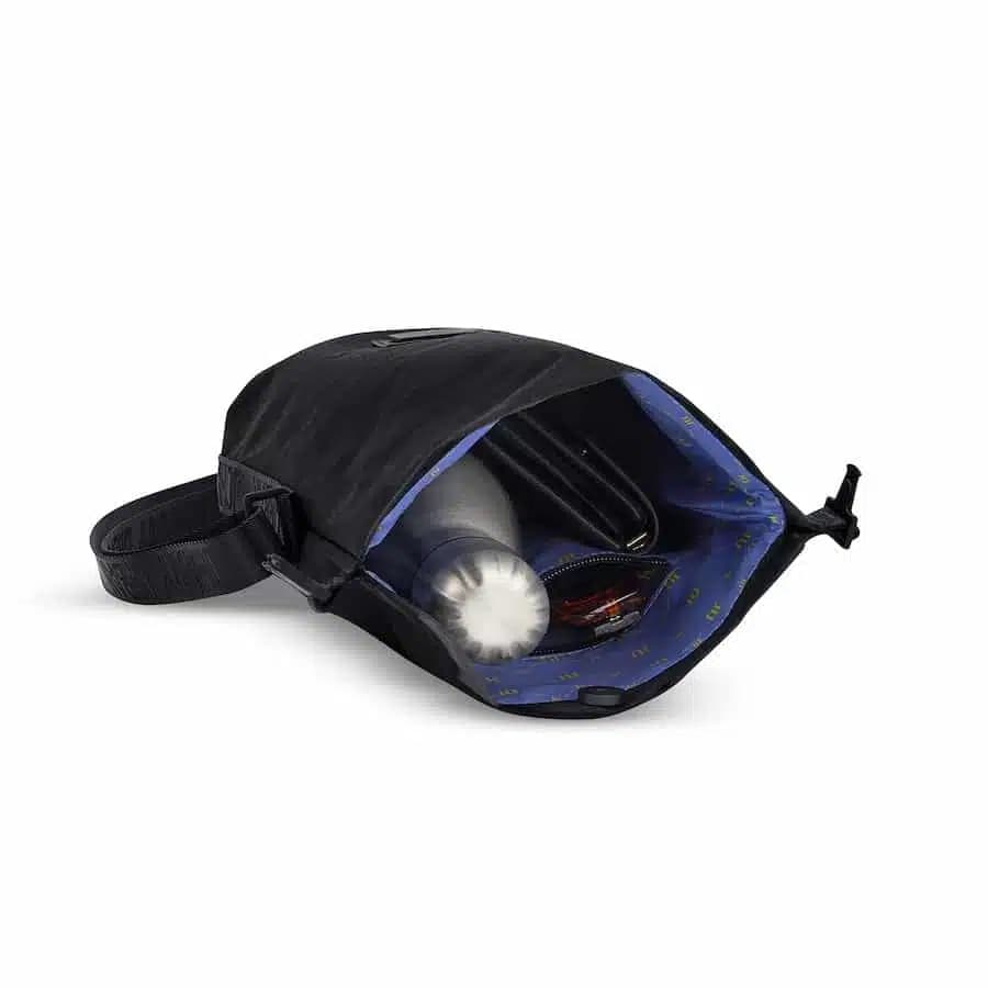 Johnny Urban Rolovací taška přes rameno Rue Black 19l - náhled 4