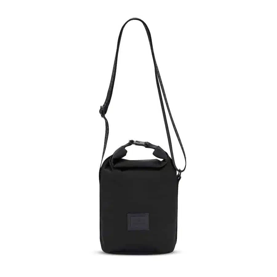 Johnny Urban Rolovací taška přes rameno Rue Black 19l - náhled 5