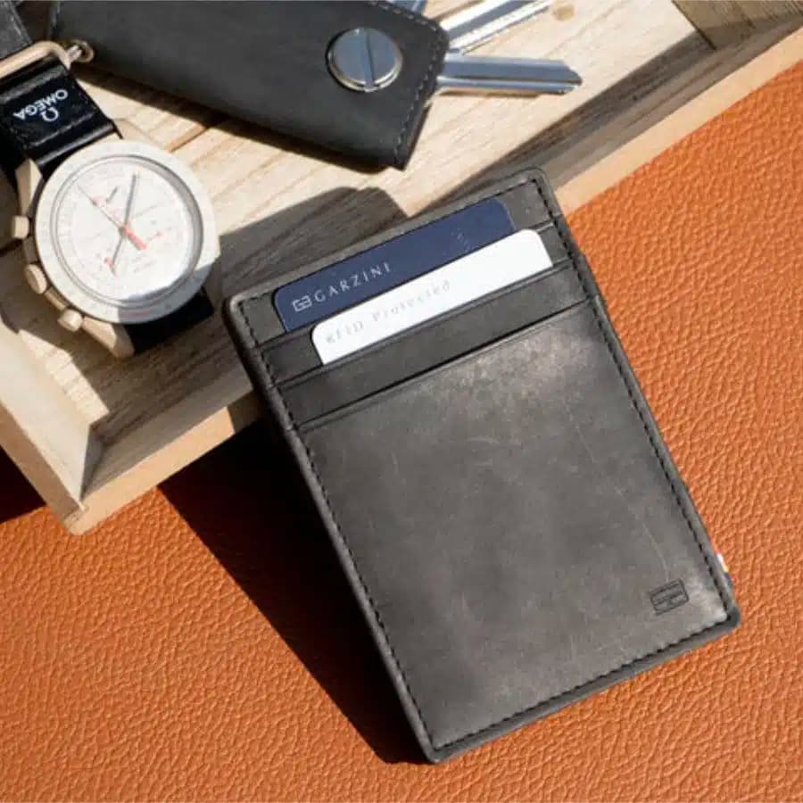 Kožená peněženka na karty Essenziale Brushed Garzini Black - náhled 2