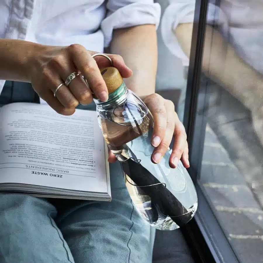 Black + Blum Skleněná láhev na vodu s aktivním uhlím ocean 650ml - náhled 4