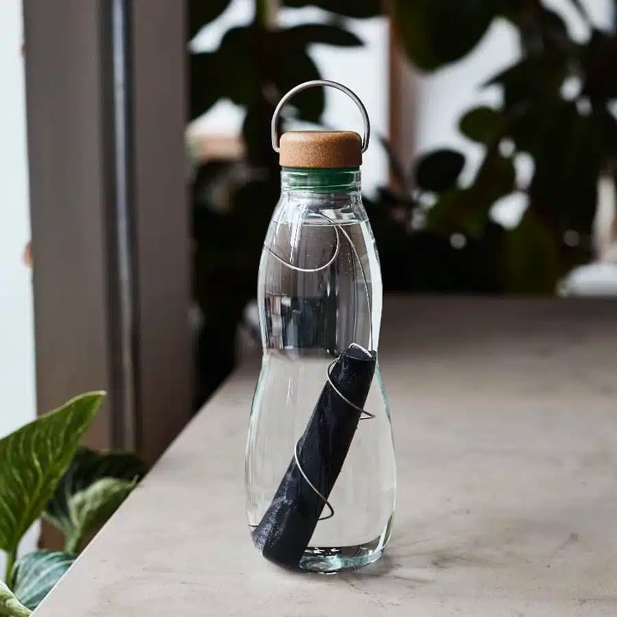Black + Blum Skleněná láhev na vodu s aktivním uhlím ocean 650ml - náhled 5