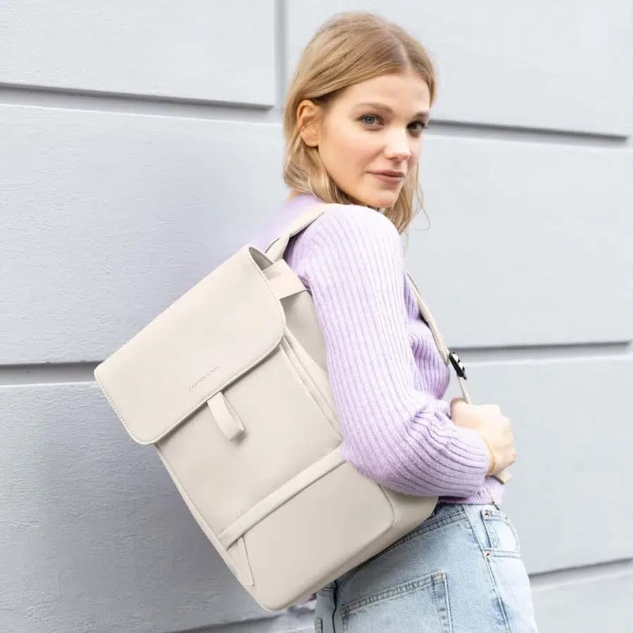 Kapten & Son Dámský batůžek s klopou Fyn small sandstone 8l - náhled 2