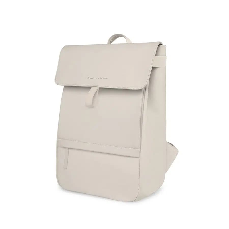 Kapten & Son Dámský batůžek s klopou Fyn small sandstone 8l - náhled 3