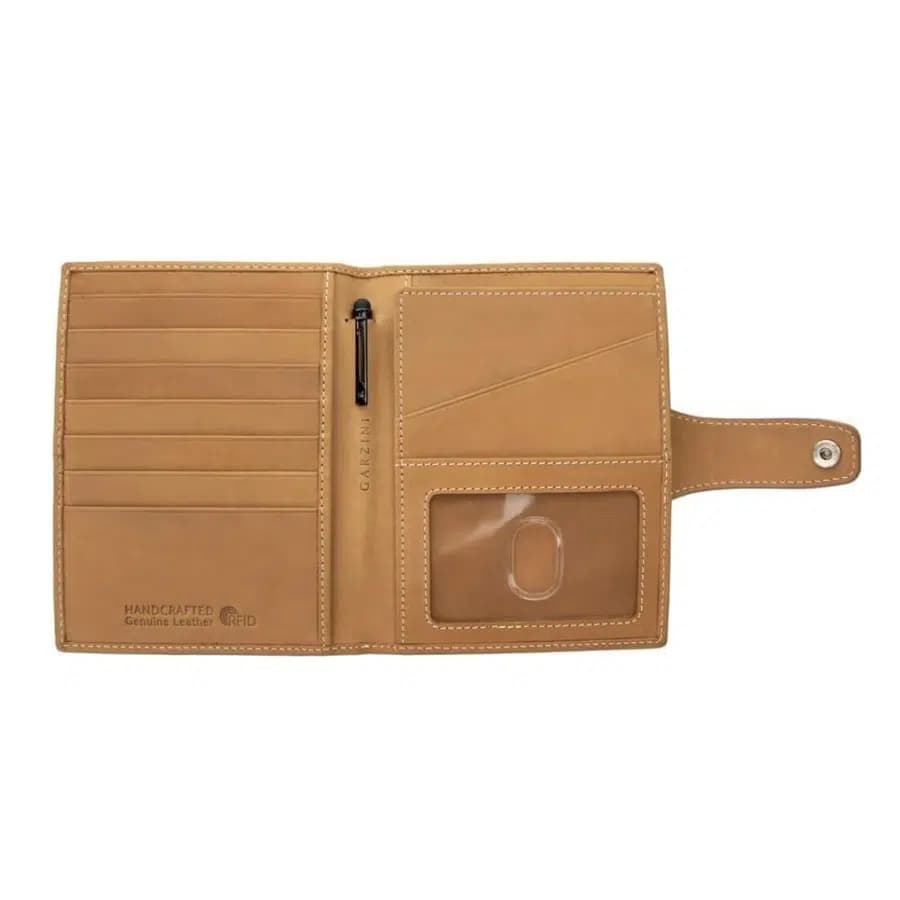Garzini Kožené pouzdro na pas a doklady AirTag Camel Brown - náhled 5