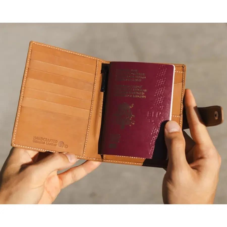 Garzini Kožené pouzdro na pas a doklady AirTag Camel Brown - náhled 2