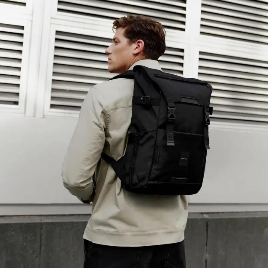 Milinal Městský a cestovní batoh s klopou Travel Tech L 18l černý - náhled 2