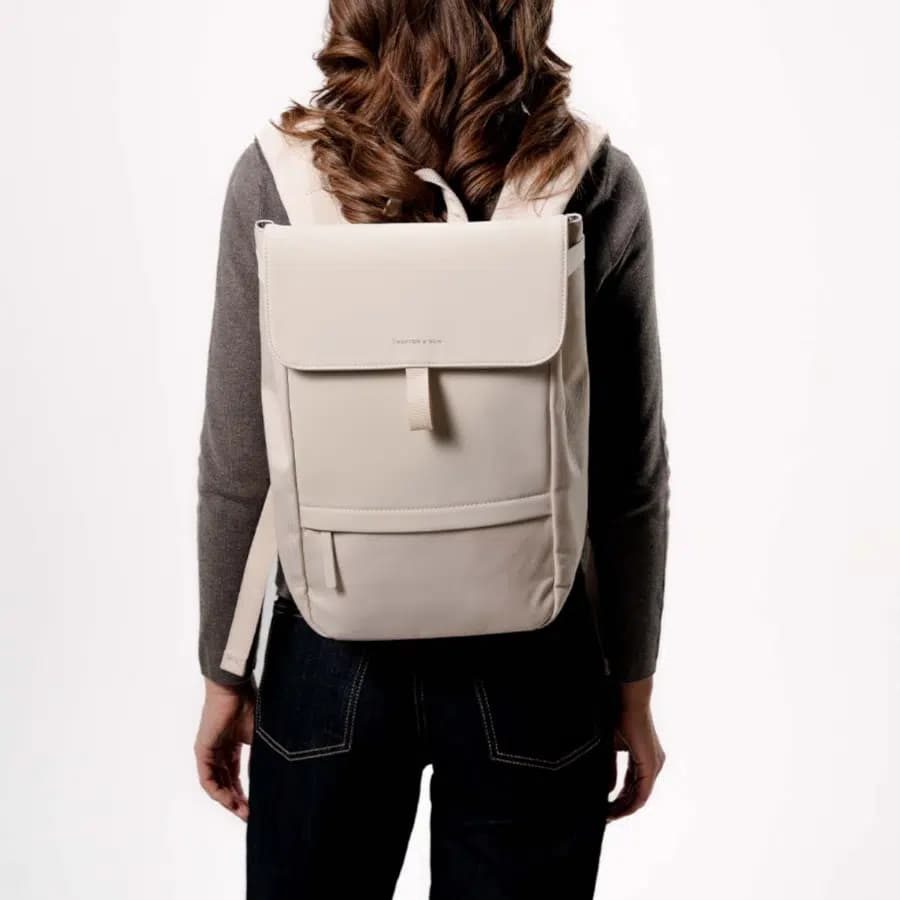 Kapten & Son Dámský batůžek s klopou Fyn Dusty Green 13l - náhled 2