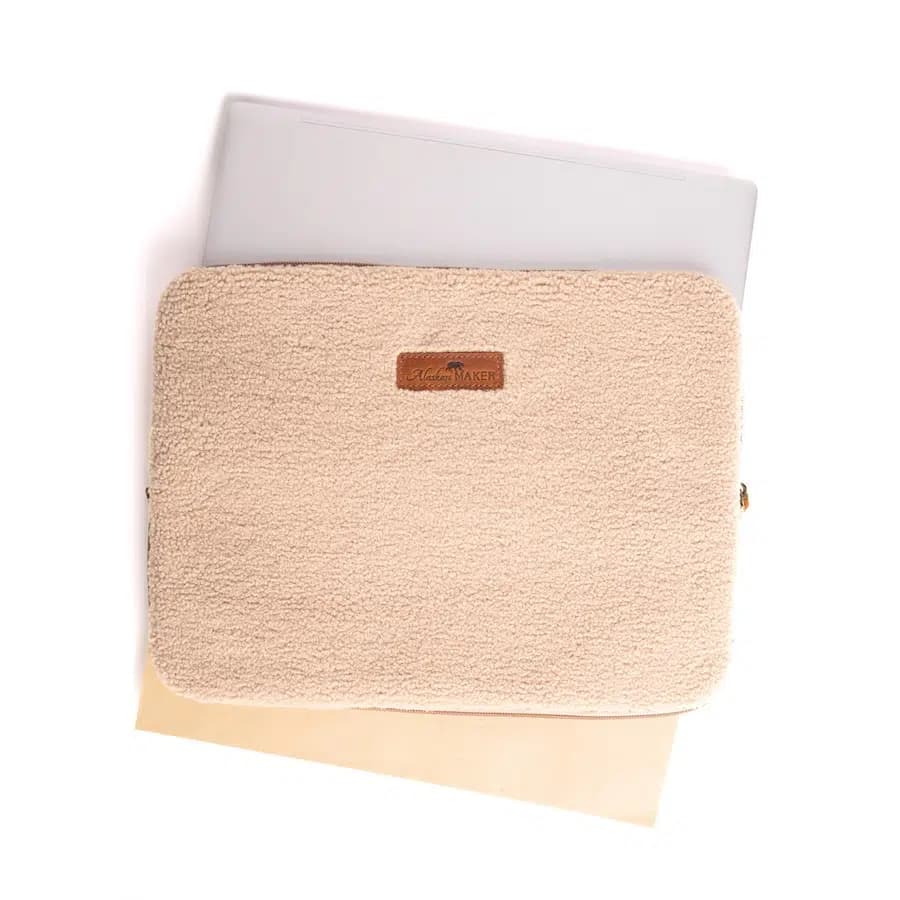 Alaskan Maker Fleecové pouzdro na notebook Sherpa biege 13,6" - náhled 2
