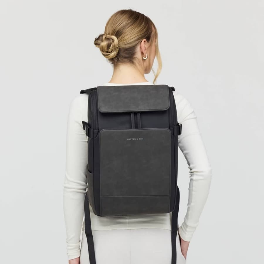 Kapten & Son Voděodolný batoh Bali medium all black 28l - náhled 2